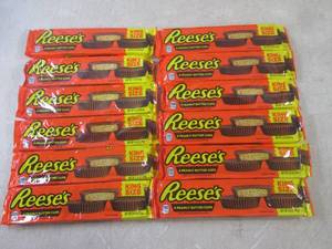 lot 239 image: (B-1) 12 King Size Reeses Peanut Bu...