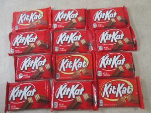 lot 243 image: (B-2) 12 Kit Kat Candy Bars Past Da...