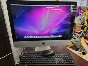 lot 10 image: Lot of 3-in-1 Apple Desktop Computer (Used, works)