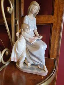 lot 400 image: Lladro Figurine  Bedtime Story 5457