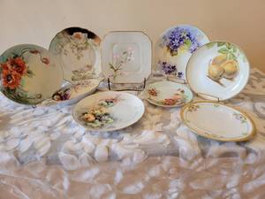 lot 356 image: Hand Painted Porcelain Plate Collection  9