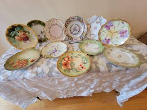 lot 357 image: Hand Painted Porcelain Plate Collection  11