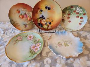 lot 358 image: Hand Painted Porcelain Plate Collection  5