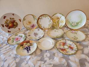 lot 359 image: Hand Painted Porcelain Plate Collection  12