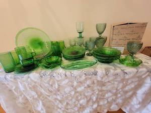 lot 366 image: Vibrant Green Art Glass Dinnerware Service