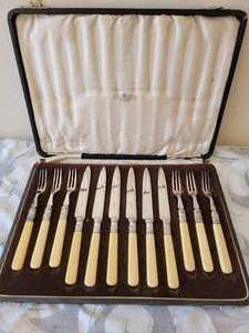 lot 91 image: Antique English Boxed Fish Service