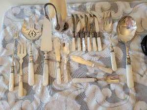 lot 92 image: Mother of Pearl Handle Serving Pieces