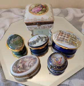 lot 185 image: Architecture and People Theme Trinket Box Collection  Limoges  Halcyon