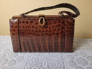 lot 124 image: Vintage Brown Alligator Handbag