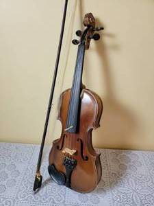 lot 316 image: Antique Voilin and Bow