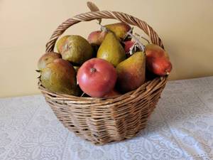 lot 343 image: Large Pear Basket Dcor