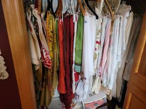 lot 342 image: Lovely Collection of Table Linens  Napkins  Placemats
