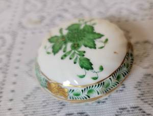 lot 180 image: Herend Green Chinese Bouquet Trinket Box