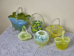 lot 88 image: Iridescent Pearline Glass & Murano Glass Baskets