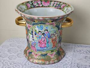 lot 206 image: Vintage Chinese Rose Medalion Vase with Gold Handles