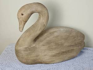 lot 610 image: Fabulous Carved Heavy Wooden Goose