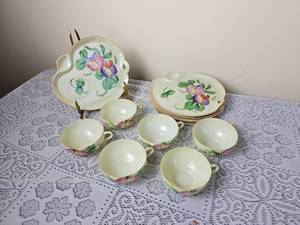 lot 682 image: Delicate Seiei & Co Japanese Tea Cups & Saucers