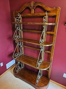 lot 199 image: Drexel Heritage Bakers Rack with Scrolled detail
