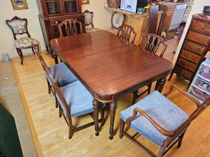 lot 35 image: Stunning English Federalist Dining Table Set in Superb Condition