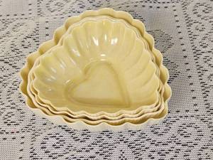 lot 288 image: Irish Belleek Nesting Heart Dishes