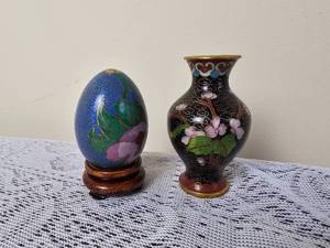 lot 213 image: Miniature Cloisonne Egg & Bud Vase