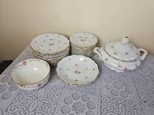 lot 502 image: Johanna Haviland 1940s Rosebud Pattern