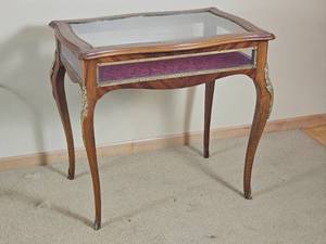 lot 37 image: Vintage Bjouterie Display Case