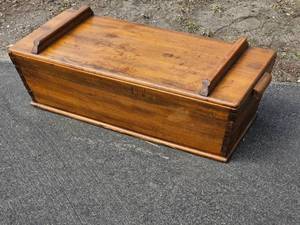 lot 618 image: Handsome Arts & Crafts Storage Trunk