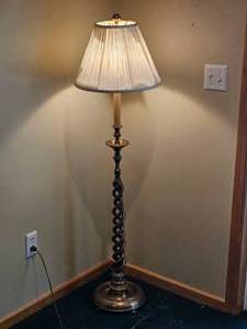 lot 552 image: Beautiful Vintage Patina Barley Twist Brass Floor Lamp