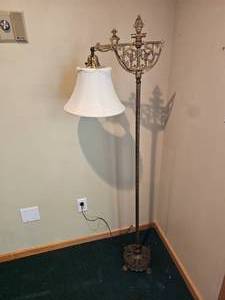 lot 555 image: Victorian Spelter Floor Lamp