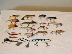 lot 712 image: Collectable Early 20th Century Fishing Lures