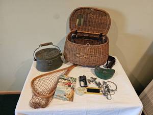 lot 713 image: Vintage Fish Basket & Accessories
