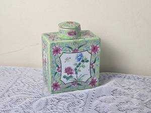 lot 200 image: Antique Oriental Famille Verte Tea Caddy