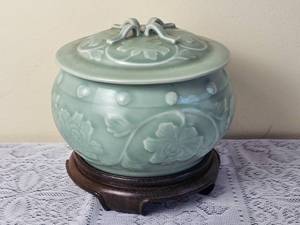 lot 201 image: Chinese Longquan Celadon Covered Bowl