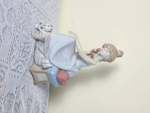 lot 273 image: Lladro Figure  Chit-Chat Girl