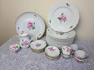 lot 238 image: Meissen Porcelain Pink Rose Pattern China Service
