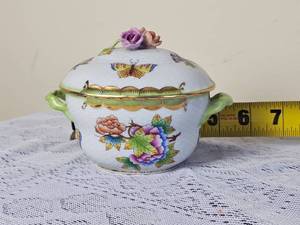 lot 64 image: Vintage Herend Porcelain Queen Victoria Sugar Basin