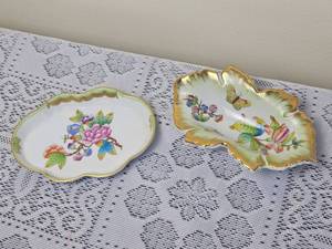 lot 67 image: Vintage Herend Porcelain Victorian Green Trinket Dish & Leaf Dish