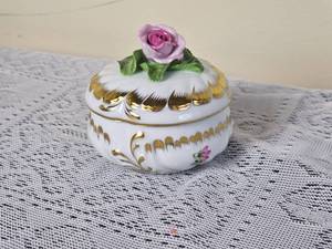 lot 71 image: Vintage Herend Porcelain Rose Lid Trinket Box