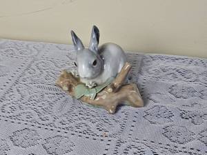 lot 279 image: Lladro Figure  Rabbit Eating