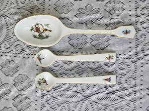 lot 73 image: Herend Porcelain Rothschild Bird Serving Spoons