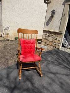 lot 735 image: Grannys Maple Rocking Chair