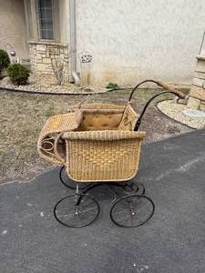 lot 751 image: Antique Victorian Wicker Baby Carriage