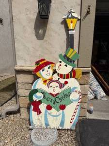 lot 744 image: Large Wooden Carolling Snowmen Holiday Dcor