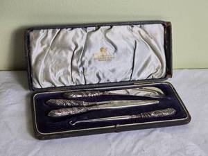 lot 661 image: Elegant Irish Vintage Silver Plate Hafted Gentlemans Dress Set - E.R. Moore, Dublin