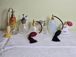 lot 659 image: Amazing Vintage Handpump Diffuser Perfume Bottle Collection - (6)
