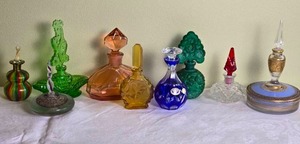 lot 658 image: Incredible Vintage Perfume Bottle Collection - (9)