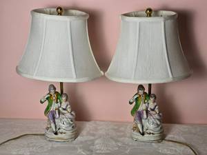lot 651 image: Vintage Japanese Handpainted Porcelain Figurine Table Lamp Pair