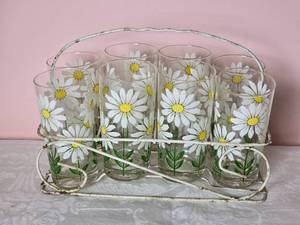 lot 641 image: Darling Vintage Springtime Handpainted White Daisy Glass Set with Caddy - (8)