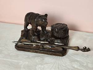 lot 634 image: Cool Carved Bear Desk Stationary Set